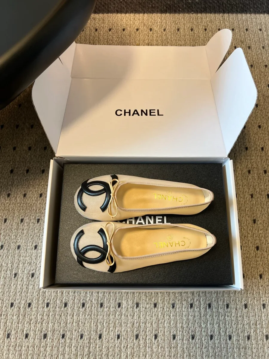 Бежевые сетчатые балетки Chanel в открытой коробке, вид сверху