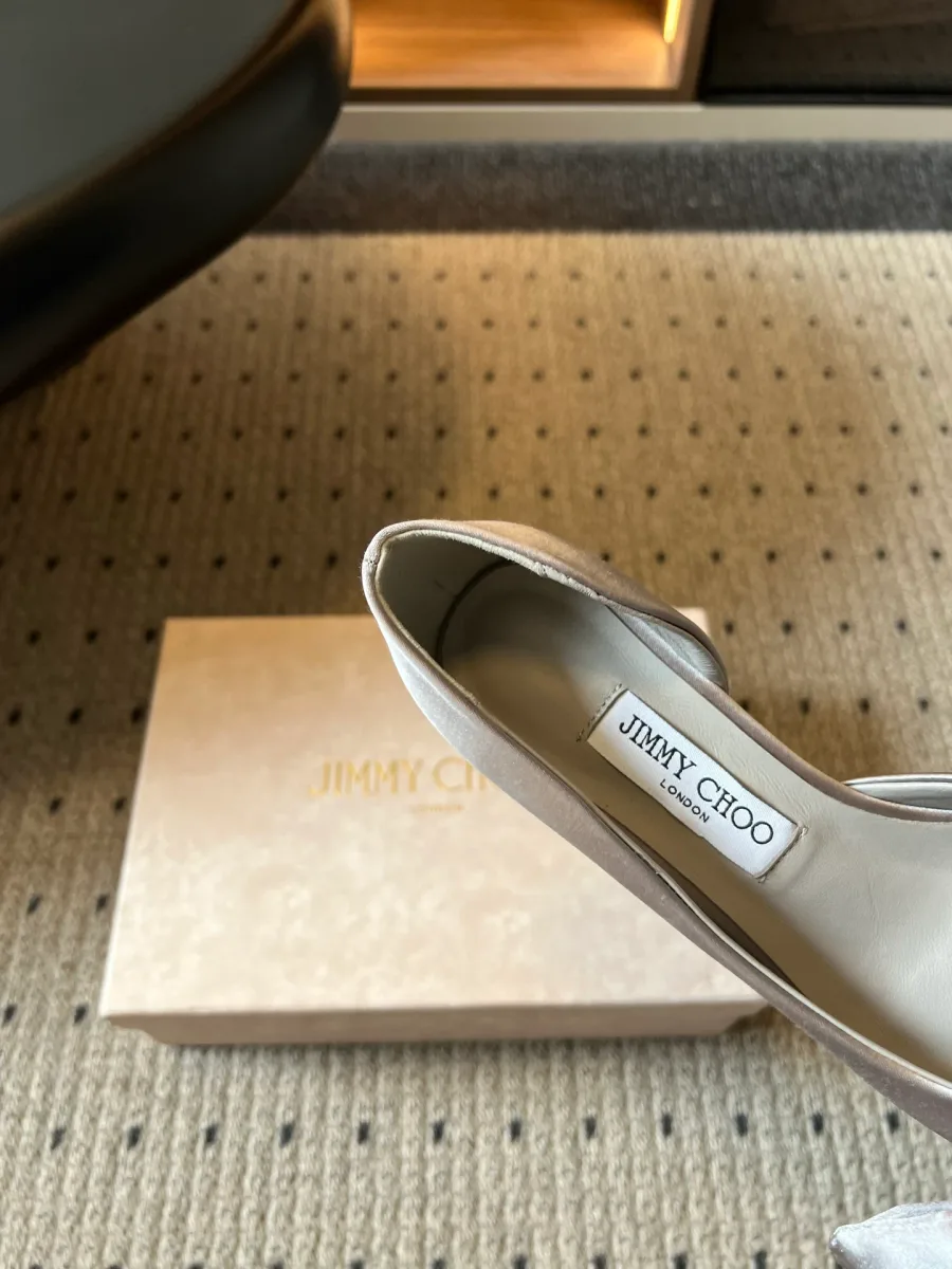 Внутренняя часть задника туфли со стелькой и нашивкой Jimmy Choo