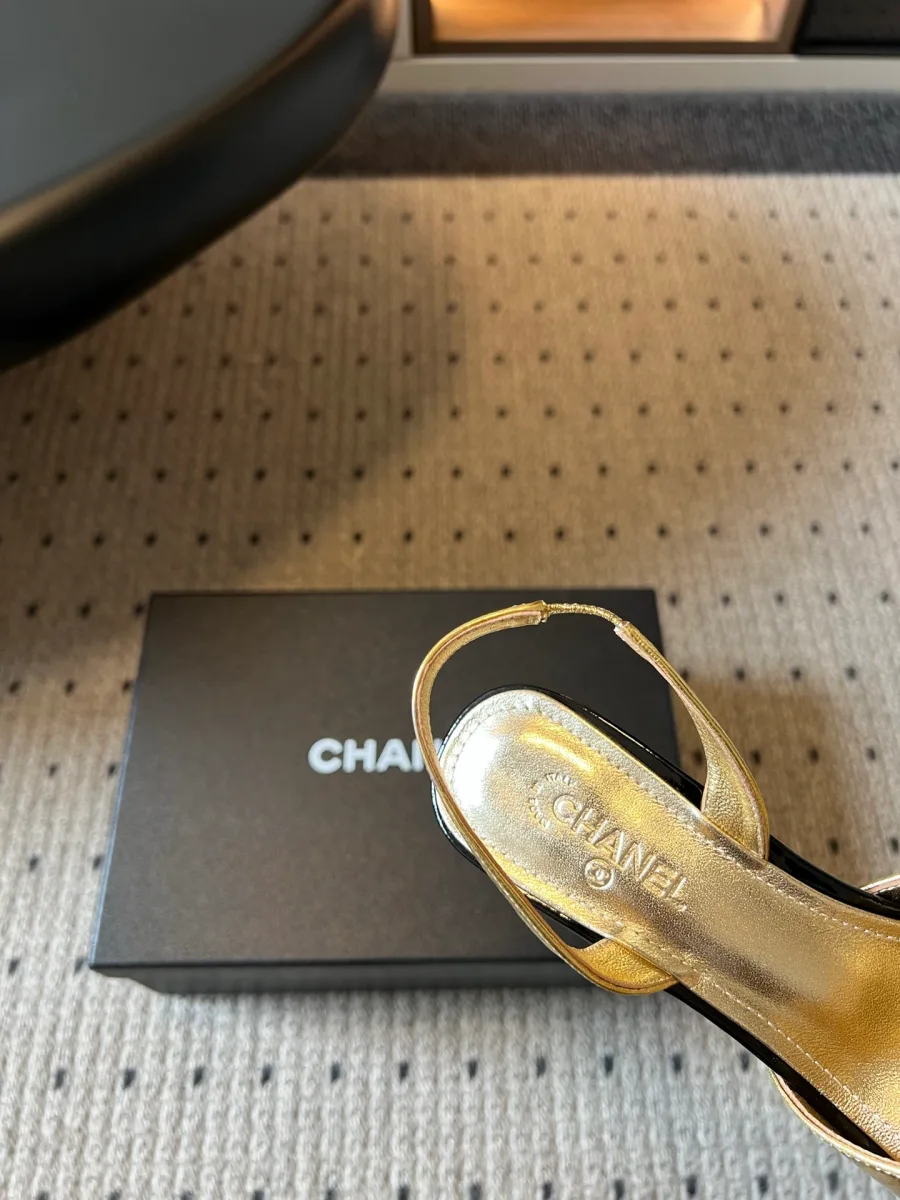 Крупный план внутренней золотистой стельки с тиснением Chanel