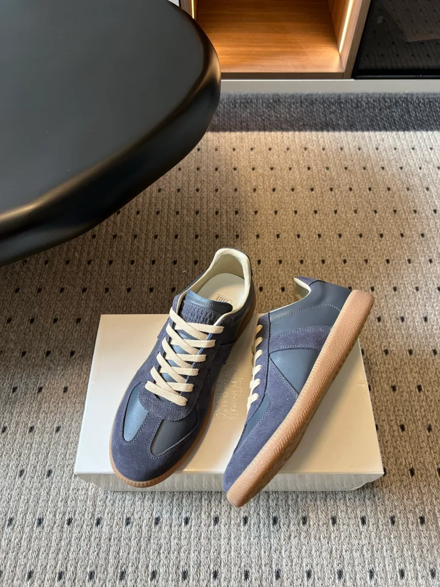 Кеды Maison Margiela Replica на белой коробке, вид сбоку и сверху