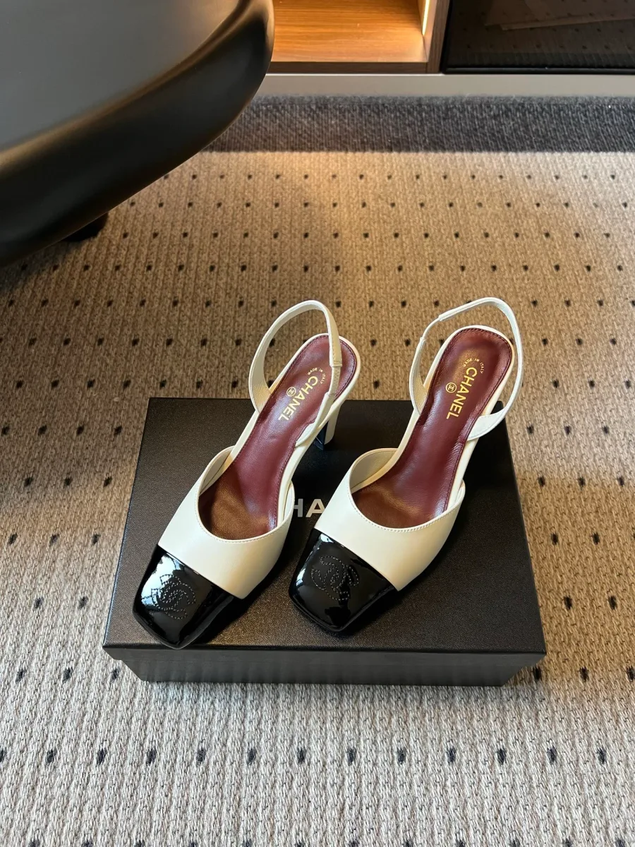 Двухцветные туфли-слингбэки Chanel из кожи, ракурс три четверти