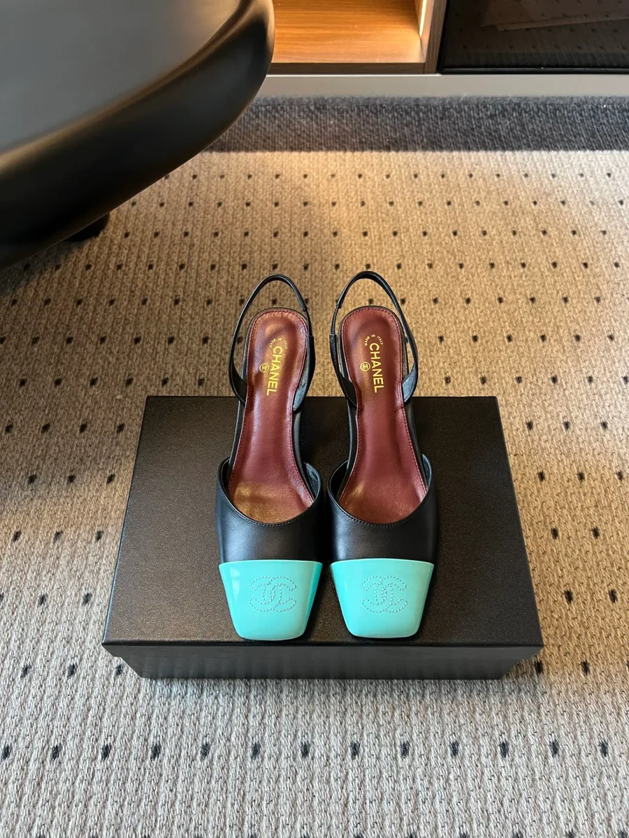 Чёрно-бирюзовые туфли с открытой пяткой на коробке, вид спереди
