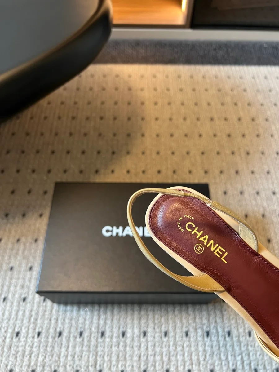 Бордовая кожаная стелька с золотистой надписью Chanel крупным планом