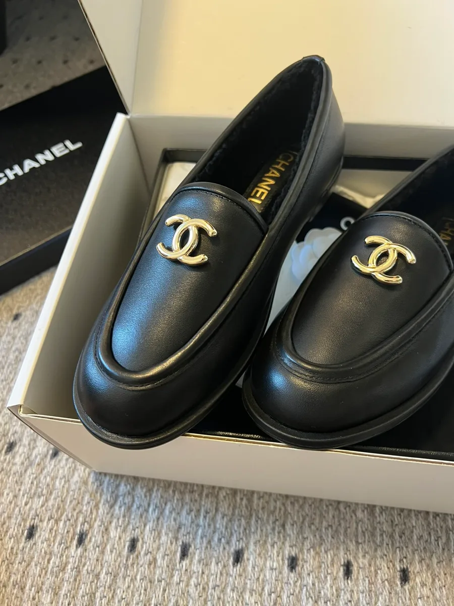 Пара чёрных кожаных лоферов в коробке, ракурс три четверти