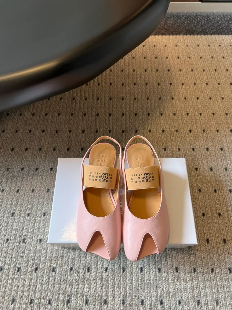 Maison Margiela Розовые кожаные сандалии Tabi с открытой пяткой