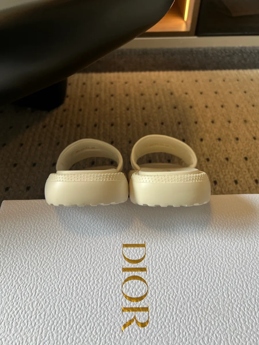 Шлепанцы Dior, вид со стороны пяточной части на белой коробке