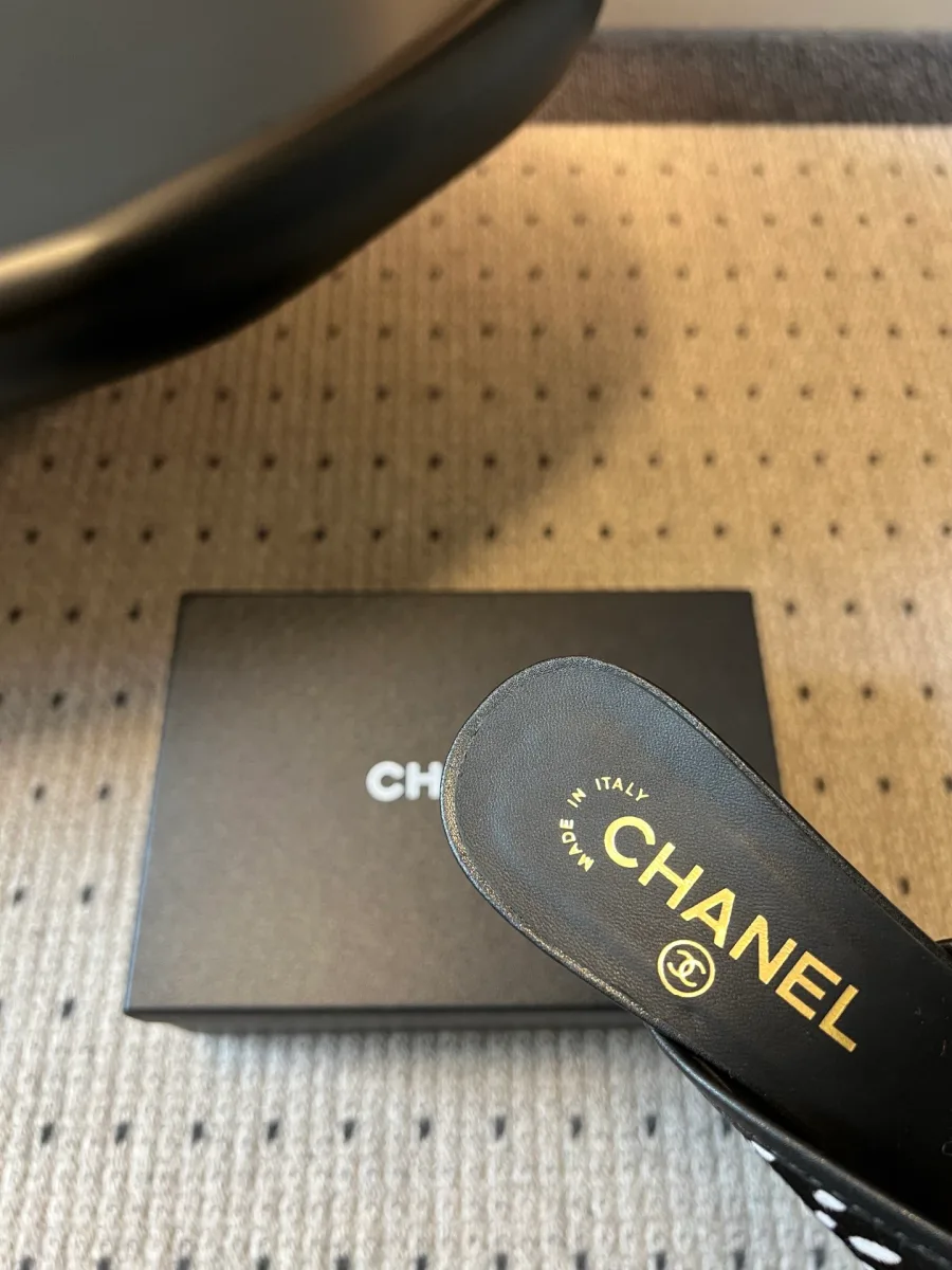 Кожаная стелька мюли с золотистым тиснением Chanel Made in Italy крупным планом