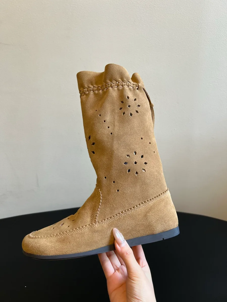 Крупный план перфорированного узора на замше Isabel Marant