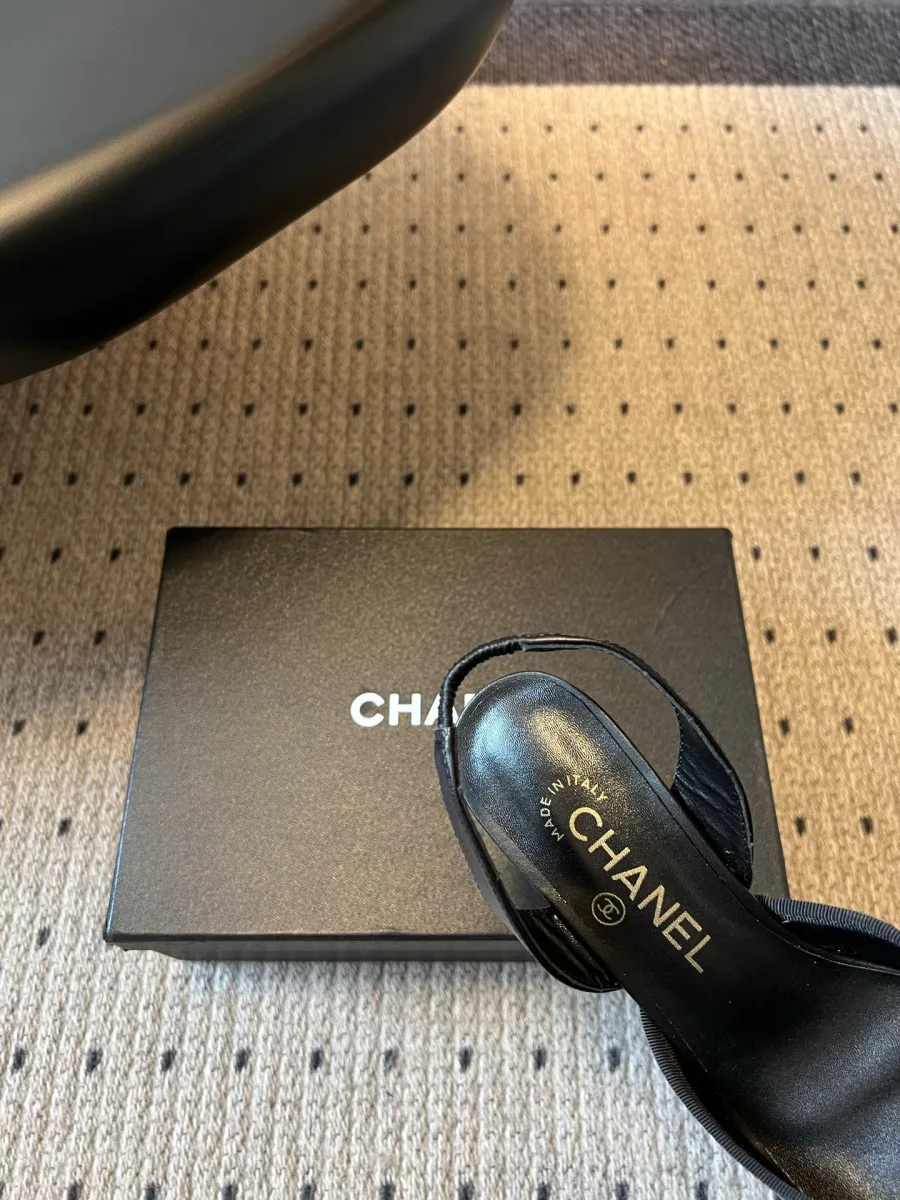 Кожаная стелька слингбэка с золотистым фирменным тиснением бренда