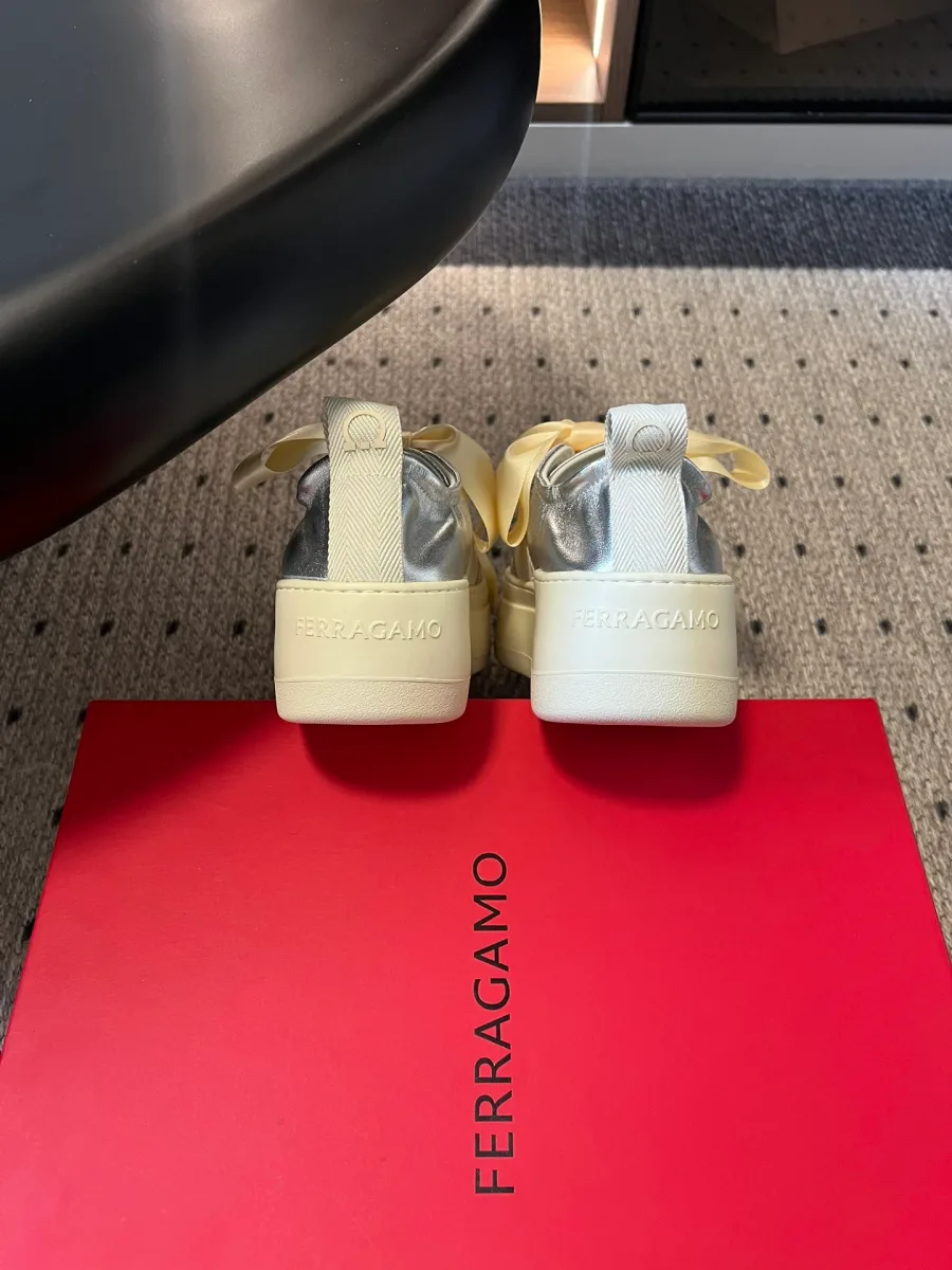 Задняя часть кед на платформе с петлями на задниках, вид сзади