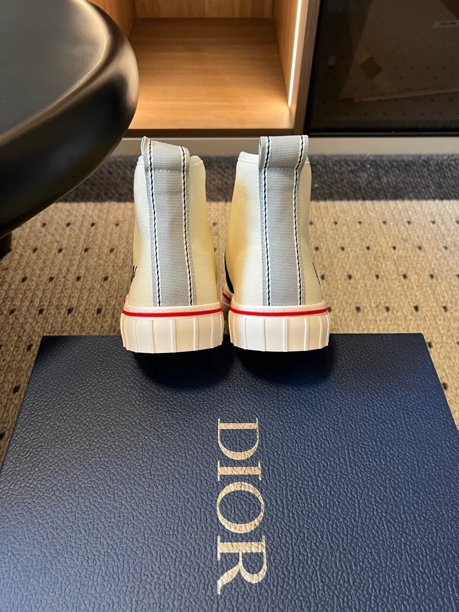 Задняя часть пары кедов Dior со светлыми петлями на пятке, вид сзади