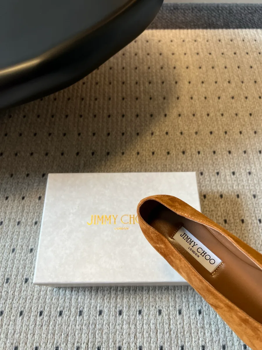 Балетки Jimmy Choo под углом спереди