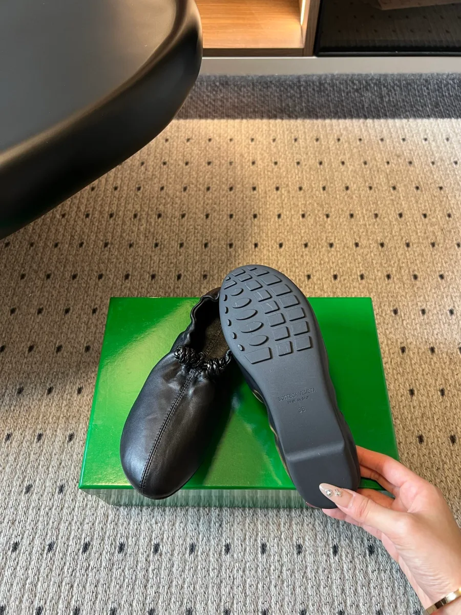Чёрная балетка, демонстрация рифлёной подошвы из TPU