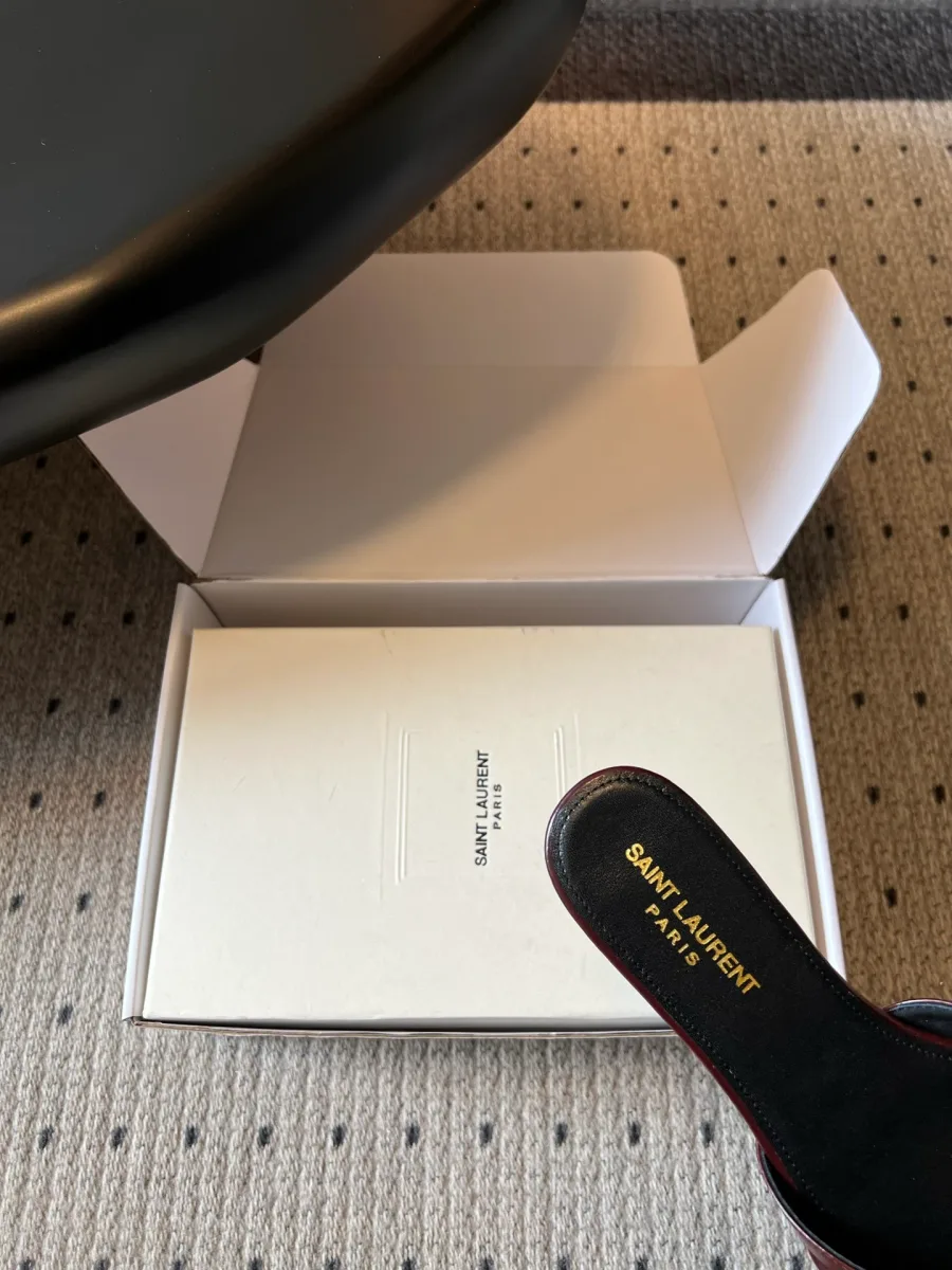 Пяточная зона стельки из гладкой кожи с золотистым тиснением Saint Laurent Paris