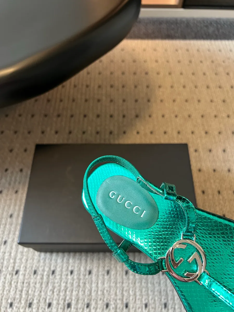 Крупный план мягкой кожаной стельки с тиснёной надписью Gucci