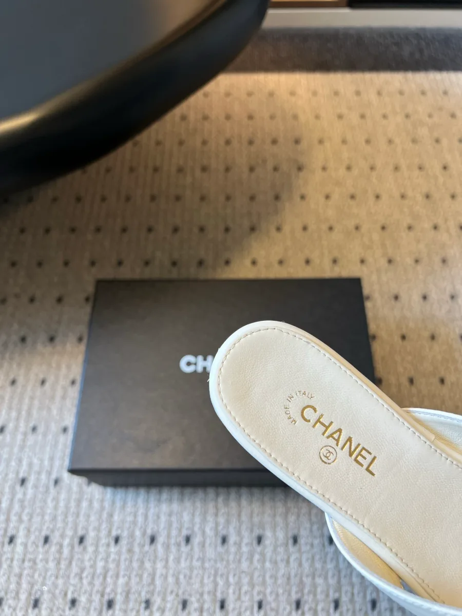 Крупный план пяточной части стельки со светлым тиснением логотипа Chanel