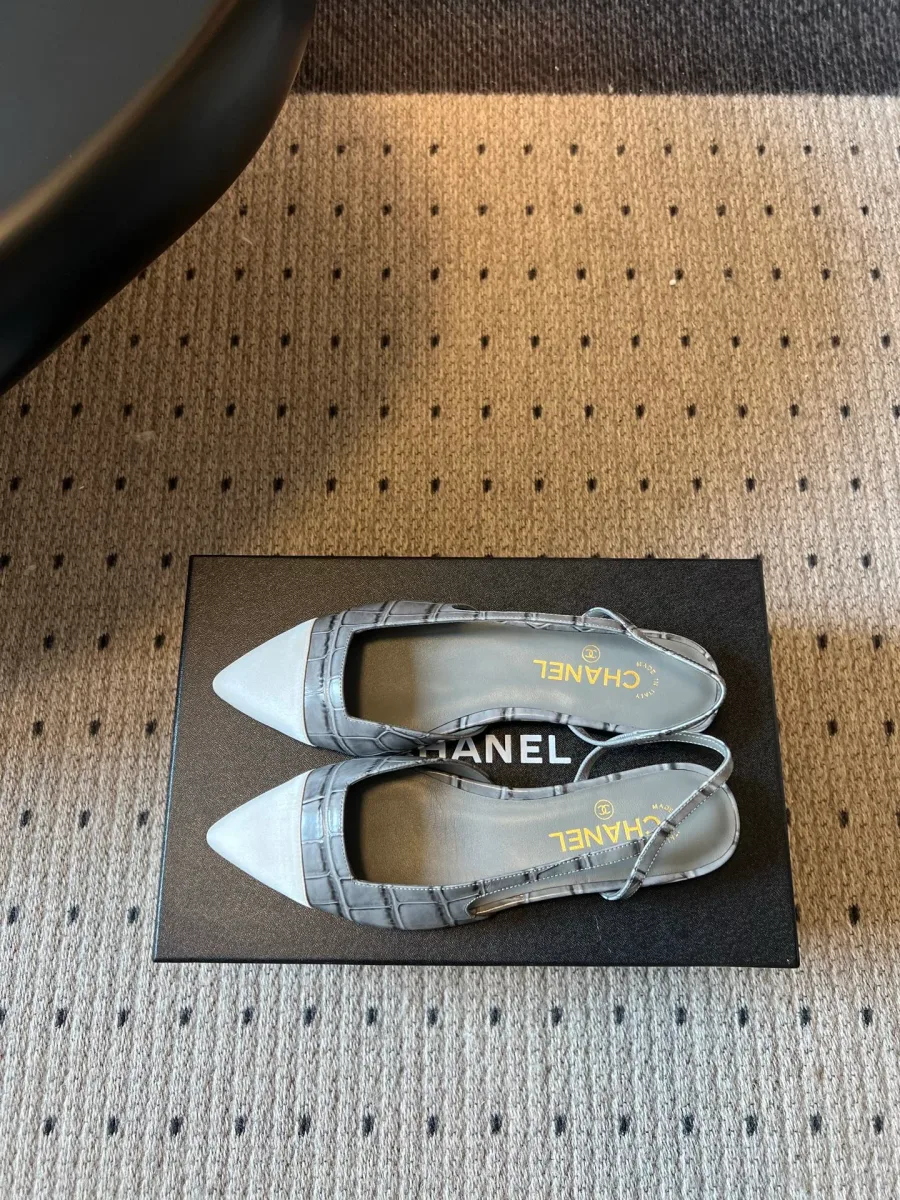 Женские серо-белые слингбэки Chanel, вид сверху на стельку с логотипом