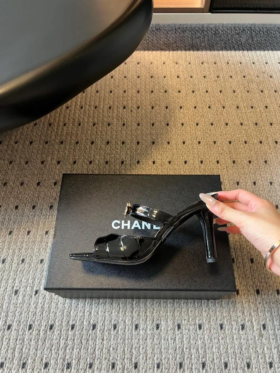 Вид сверху на стельку с логотипом Chanel