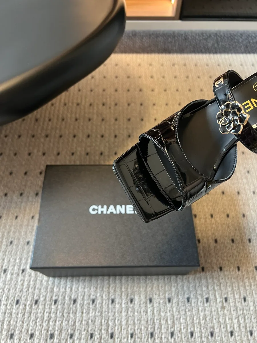 Вид на подошву и каблук мюлей Chanel