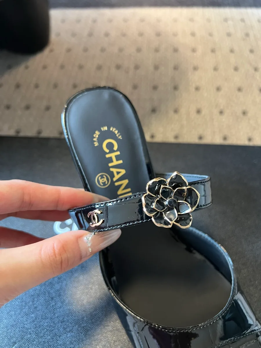 Мюли Chanel на высоком каблуке в профиль