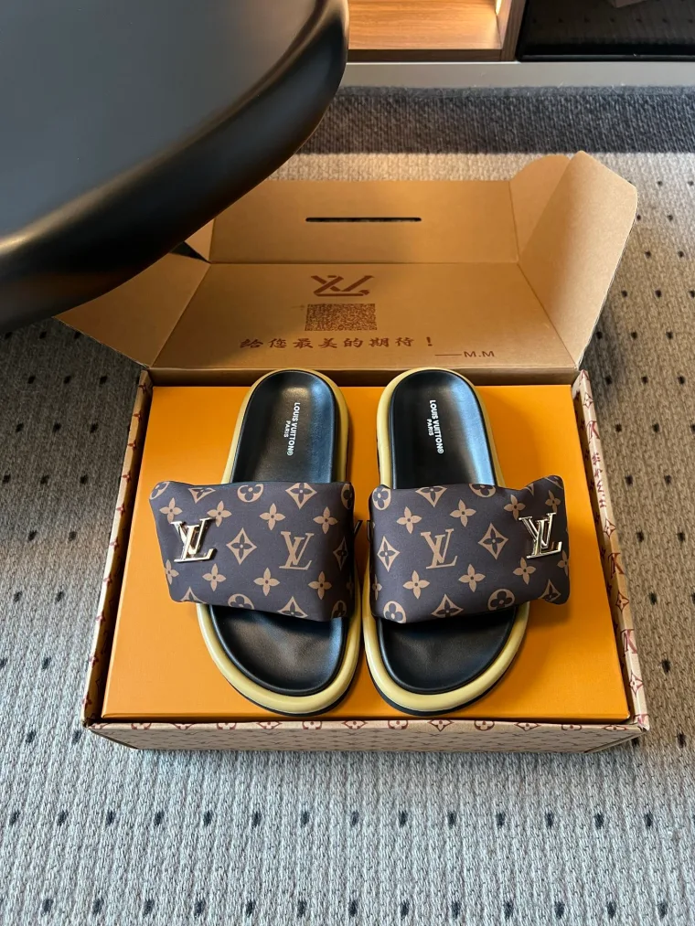 Louis Vuitton Коричневые текстильные шлёпанцы с узором Monogram