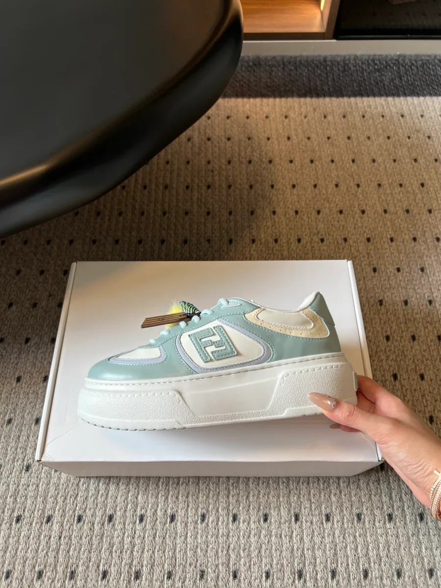 Кед Fendi в профиль с монограммой FF и массивной платформой в руке