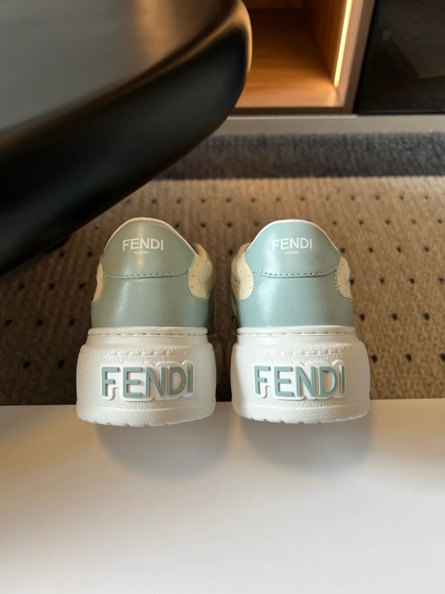 Задники кед Fendi с контрастной отделкой и рельефным логотипом на подошве