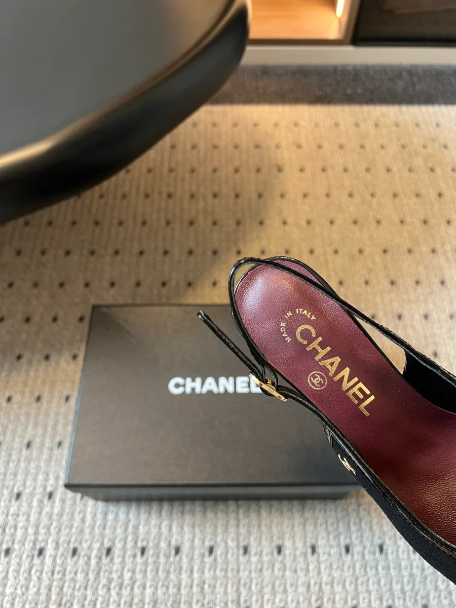 Фрагмент бордовой кожаной стельки с золотистым тиснением логотипа Chanel