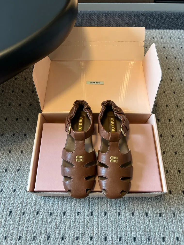 Miu Miu Коричневые кожаные сандалии с эластичным задником