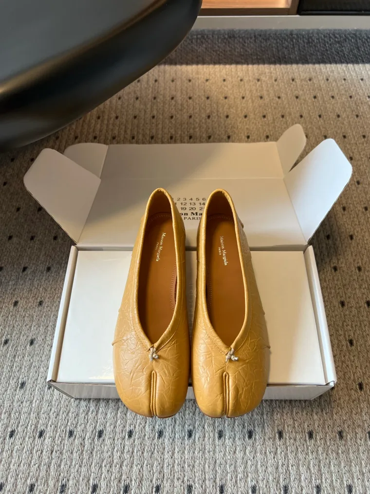 Maison Margiela Жёлтые туфли Tabi из фактурной кожи на низком каблуке