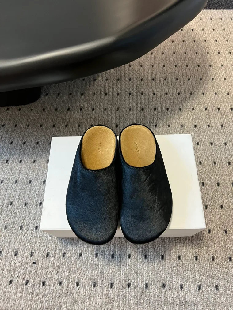 The Row Чёрные замшевые сабо с закрытым круглым мысом