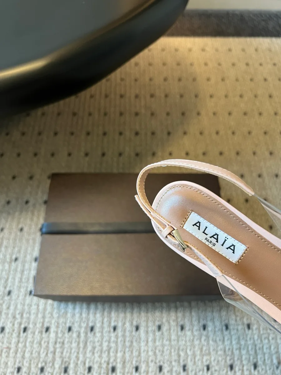Стелька с логотипом Alaia и пяточный ремешок с пряжкой крупным планом