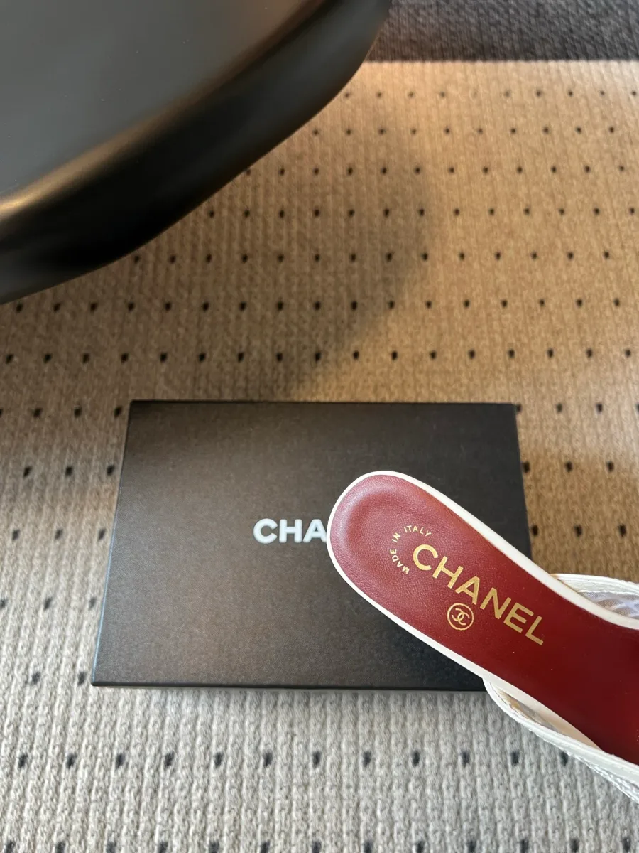 Крупный план бордовой кожаной стельки с тиснением логотипа Chanel