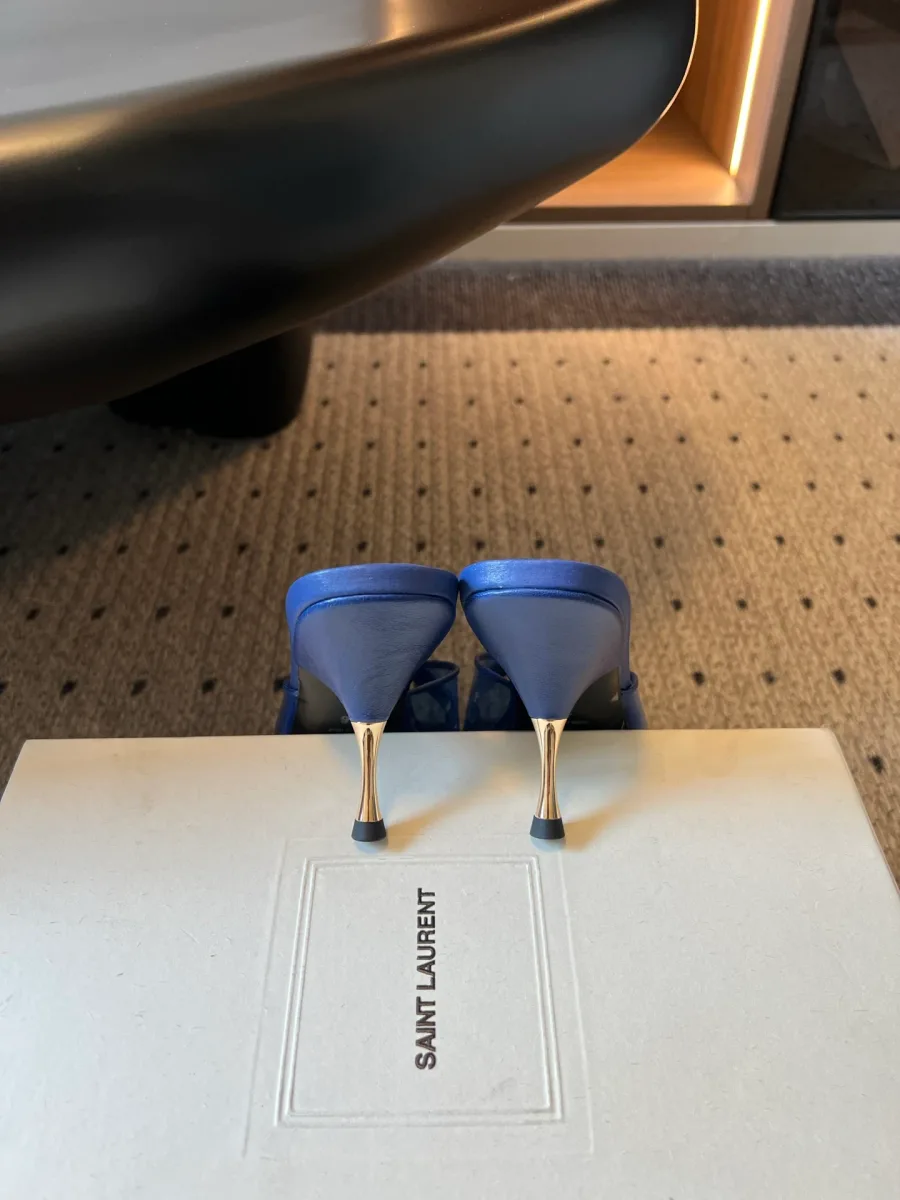 Каблуки-рюмки синих мюлей Saint Laurent с металлическими акцентами, вид сзади