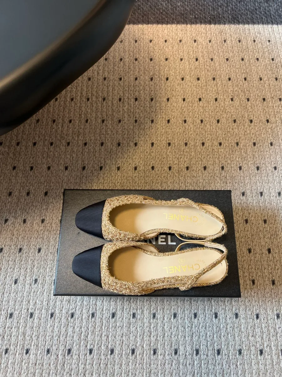 Слингбэки Chanel на фирменной коробке, вид сверху на кожаную стельку