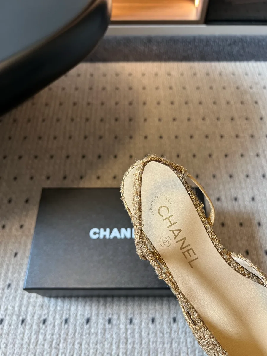 Крупный план бежевой кожаной стельки с тиснением логотипа Chanel