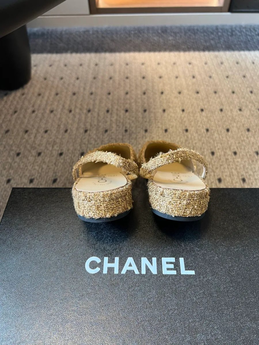 Слингбэки Chanel, вид сзади на пяточные ремешки и низкие каблуки