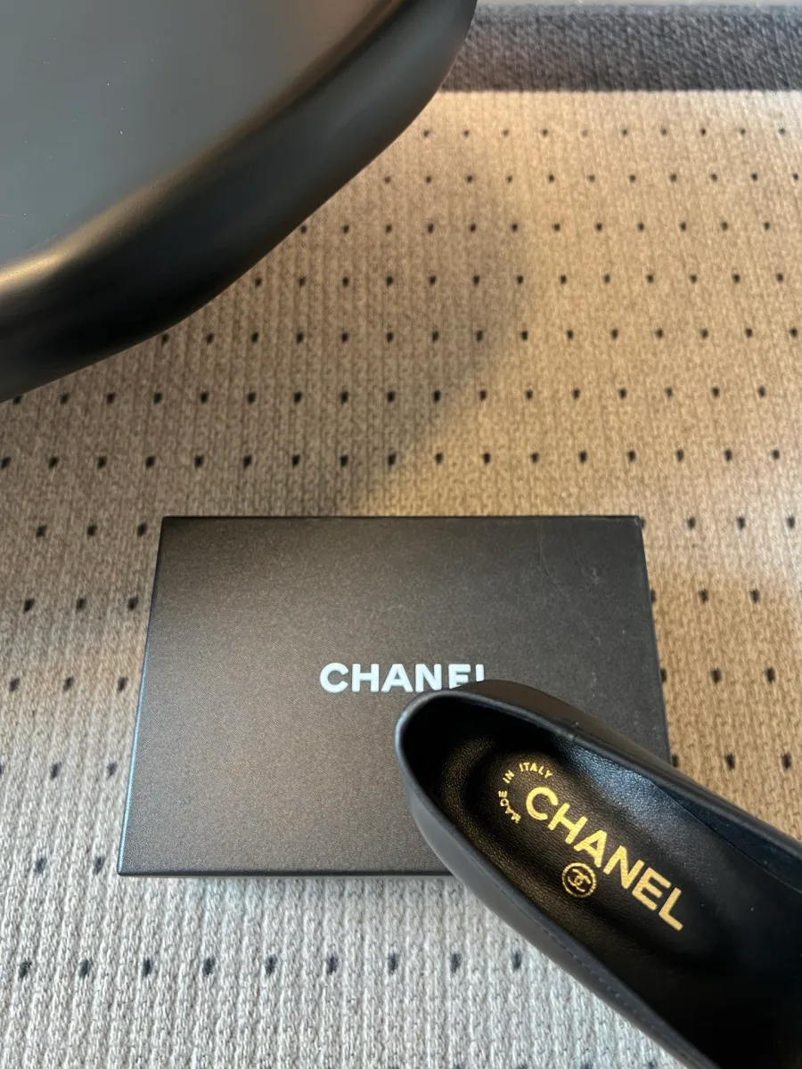 Кожаная стелька чёрной туфли с золотистым тиснением логотипа Chanel