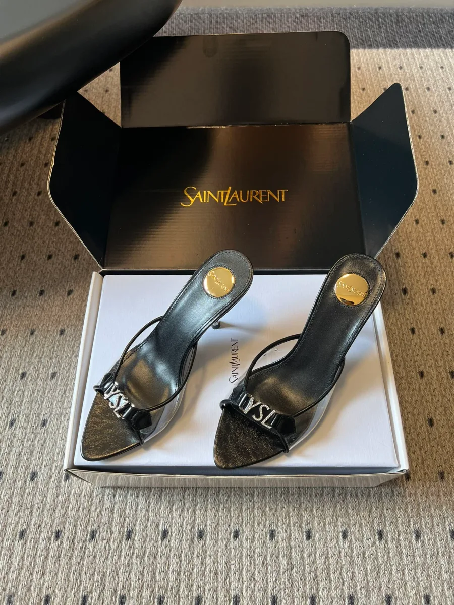 Пара мюлей с открытым носком и логотипом YSL, ракурс три четверти