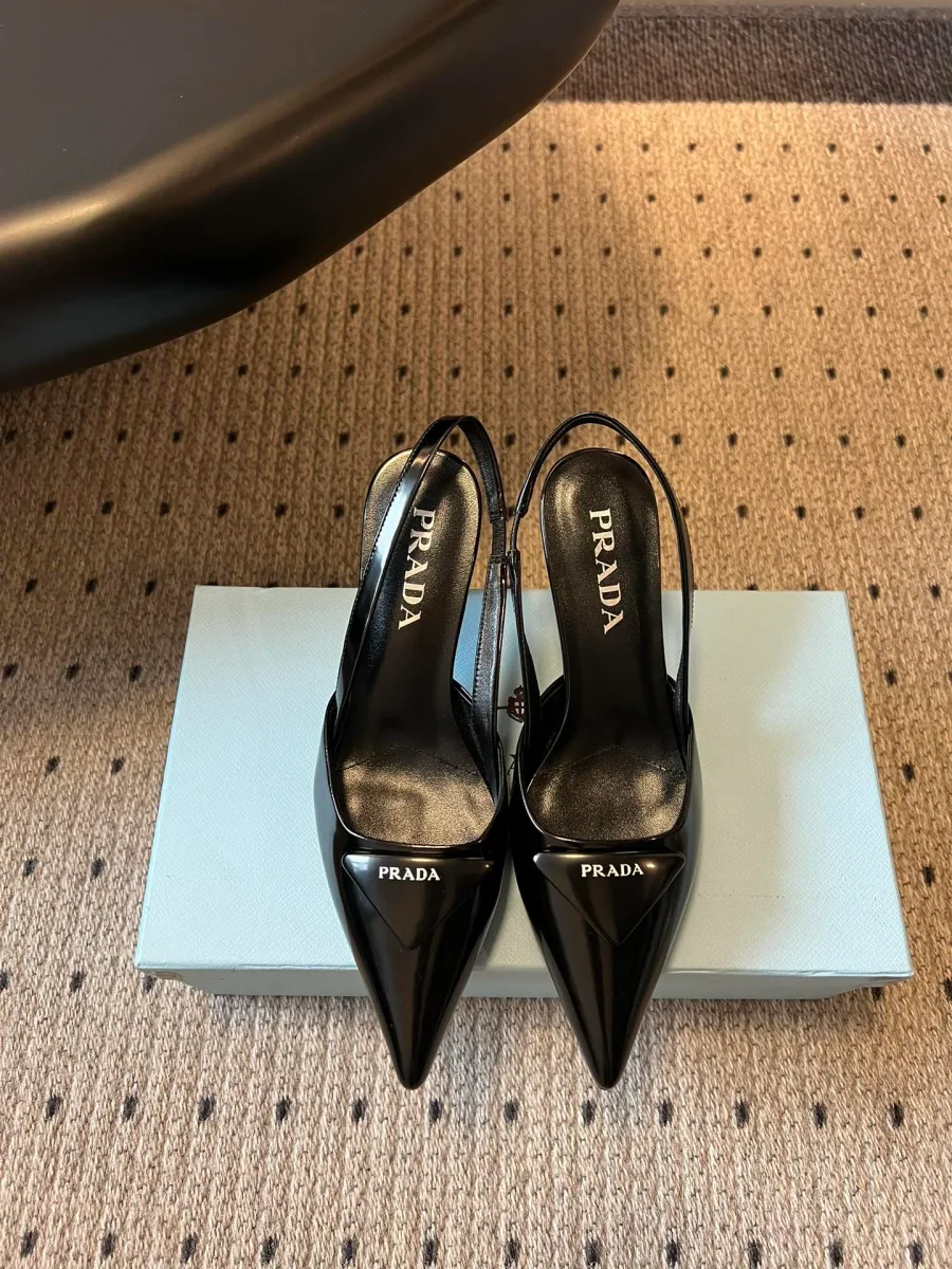 Чёрные слингбэки на каблуке с треугольным логотипом на мыске, вид спереди