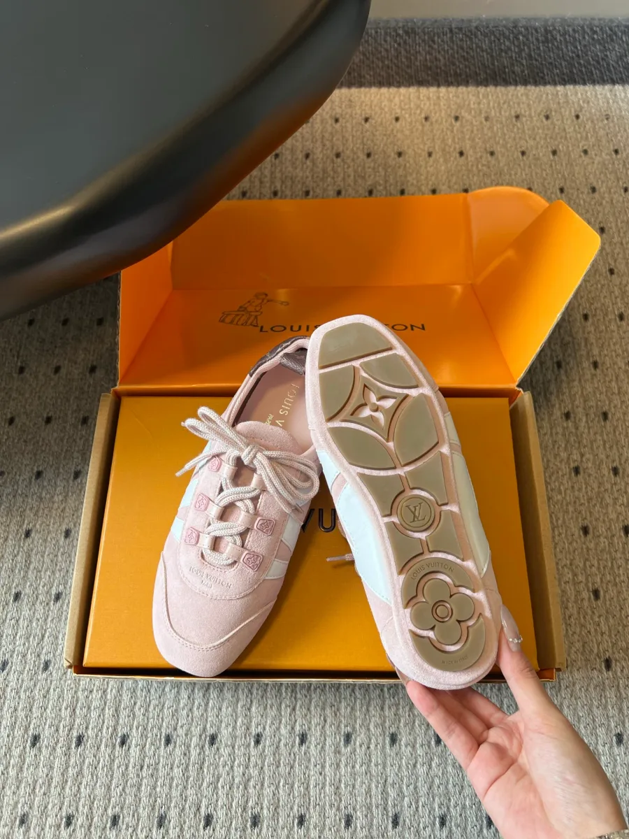 Подошва розовых кед с рельефным узором Monogram и вид сбоку