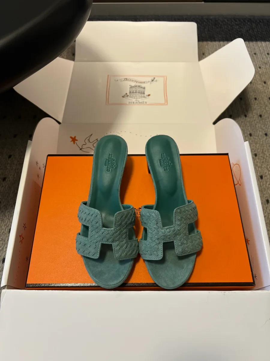 Бирюзовые мюли Hermes с плетёным ремешком H в коробке, вид сверху