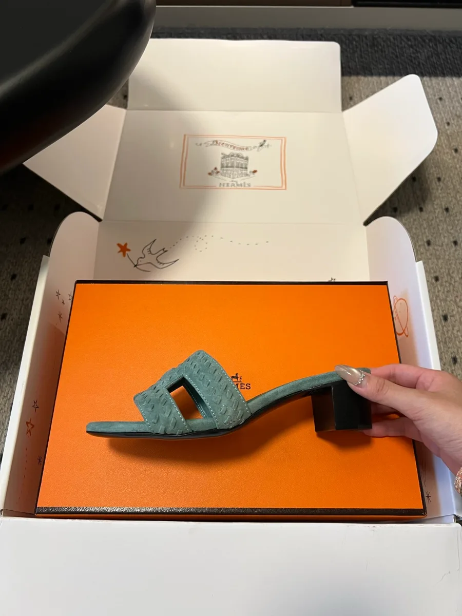 Профиль бирюзовой мюли Hermes на устойчивом блочном каблуке высотой 4 см