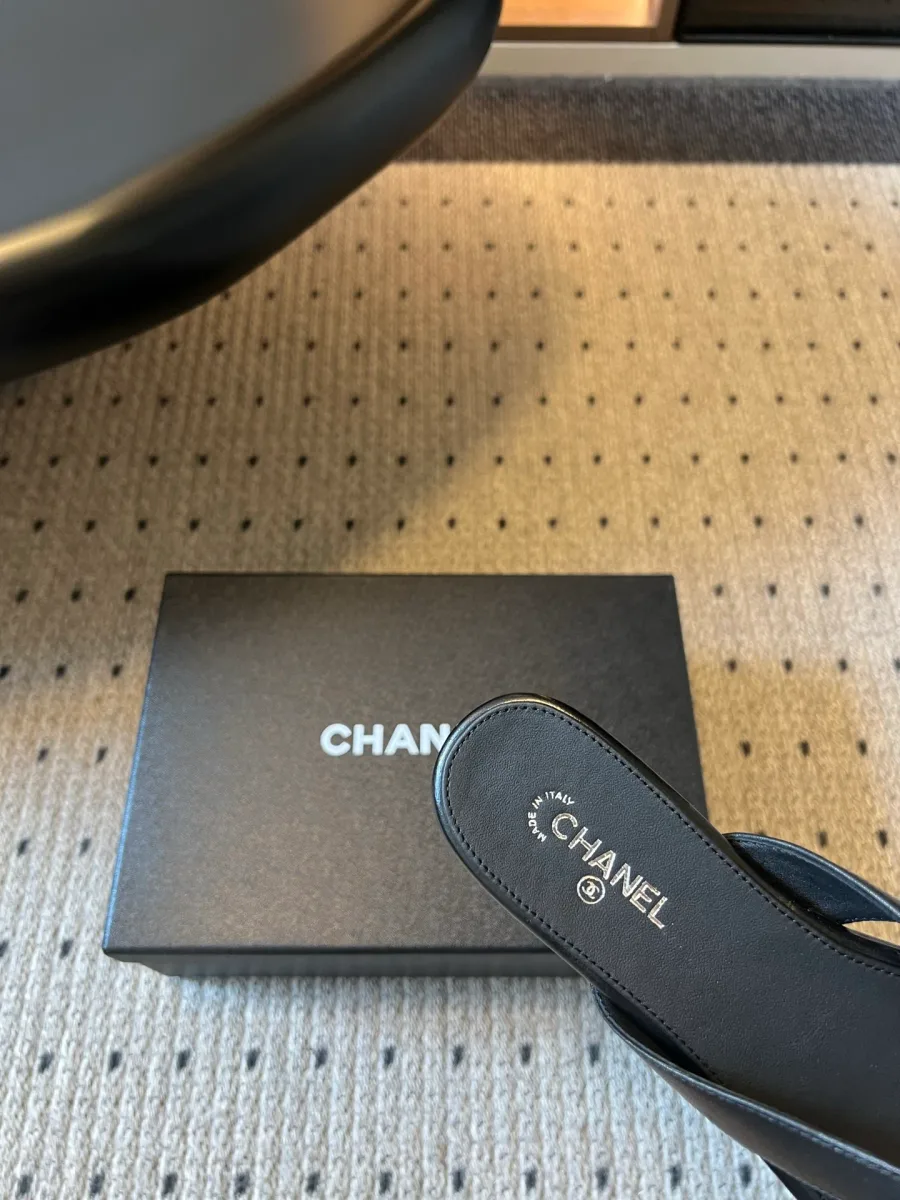 Крупный план стельки в пяточной зоне с тиснением Chanel