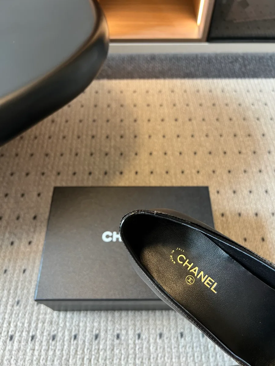 Внутренняя кожаная стелька туфли с золотистой надписью Chanel