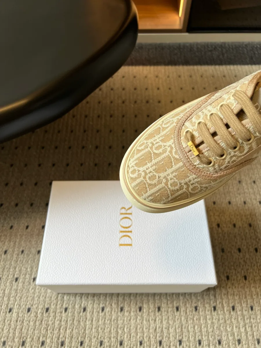 Крупный план закруглённого мыска и шнуровки бежевой кеды