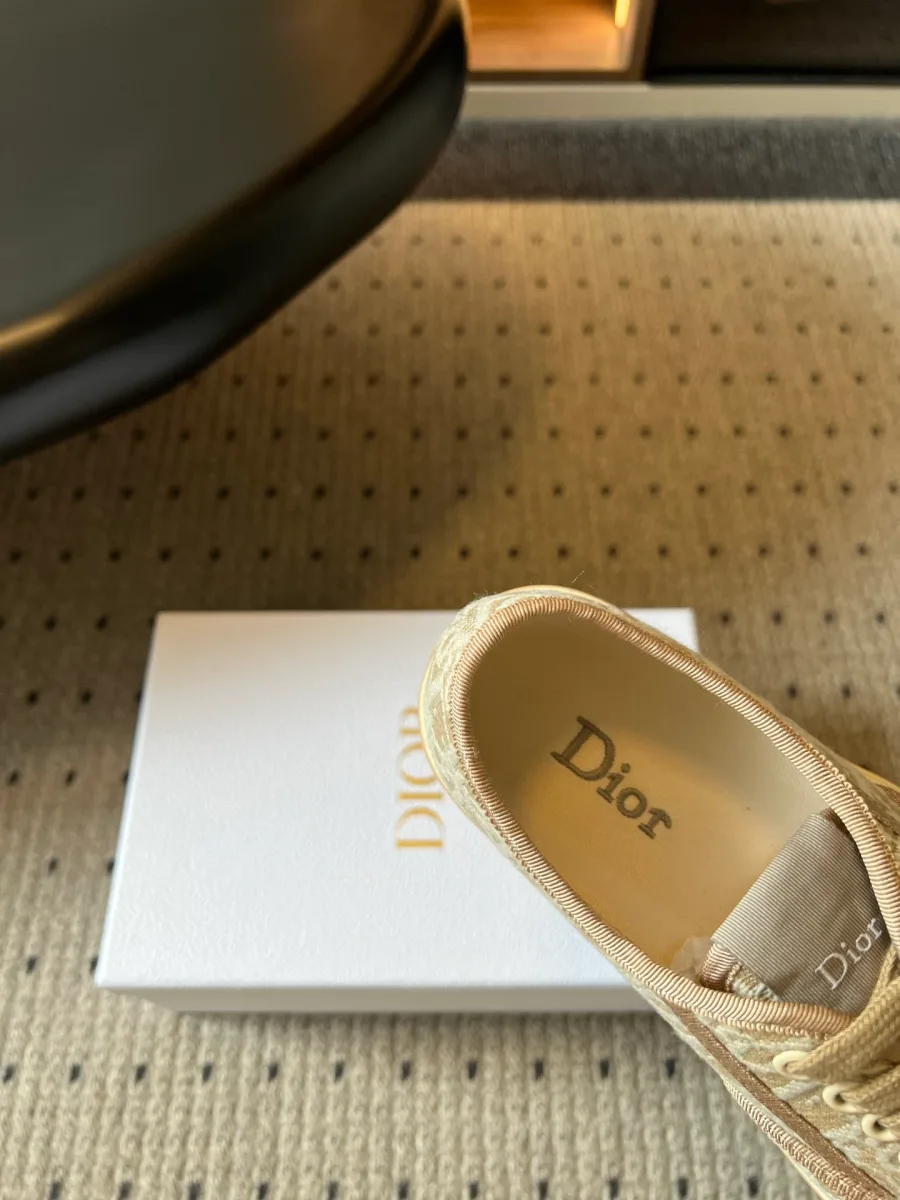 Крупный план текстильной подкладки и кожаной стельки с надписью Dior