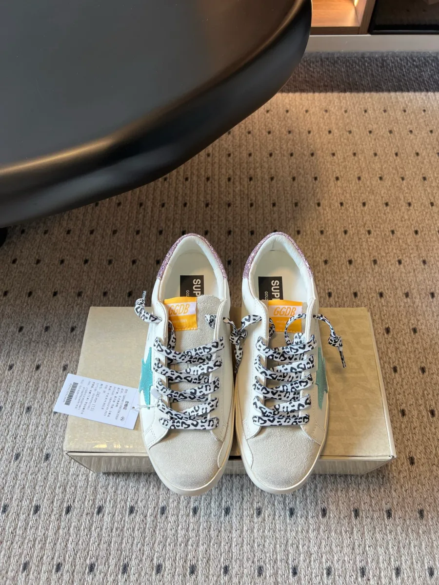 Белые кеды Golden Goose Super-Star с принтованными шнурками на коробке, вид спереди