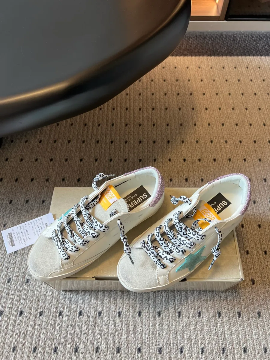 Пара кед Golden Goose Super-Star с бирюзовой звездой и глиттером на заднике, ракурс сверху