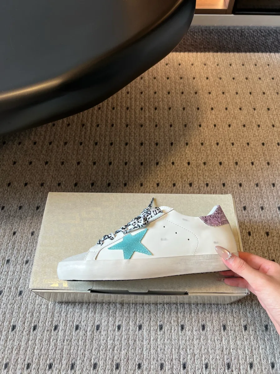Белый кед Golden Goose Super-Star с бирюзовой звездой, вид сбоку